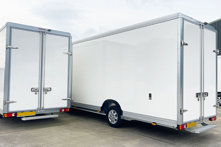 Camionnette fabriquée à partir de panneaux sandwich PET