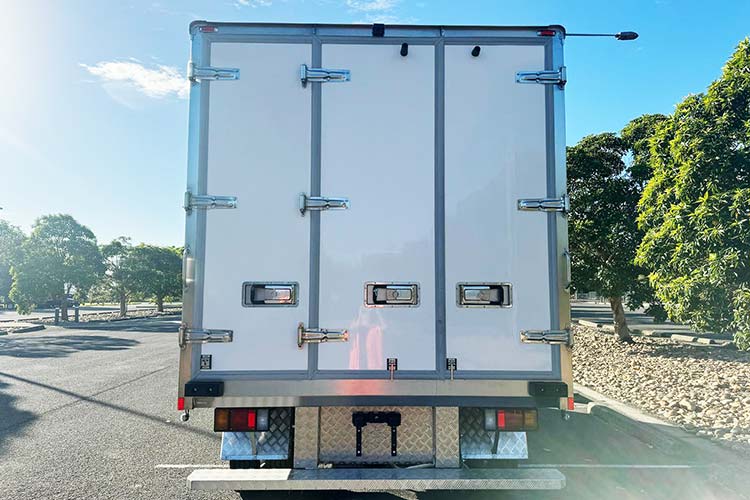 Carrosserie de camion frigorifique de 3,9 m avec trois portes arrière