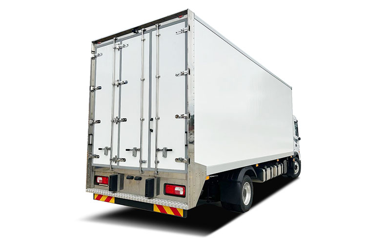 Constructeur de carrosseries sur mesure pour camions frigorifiques à trois portes arrière